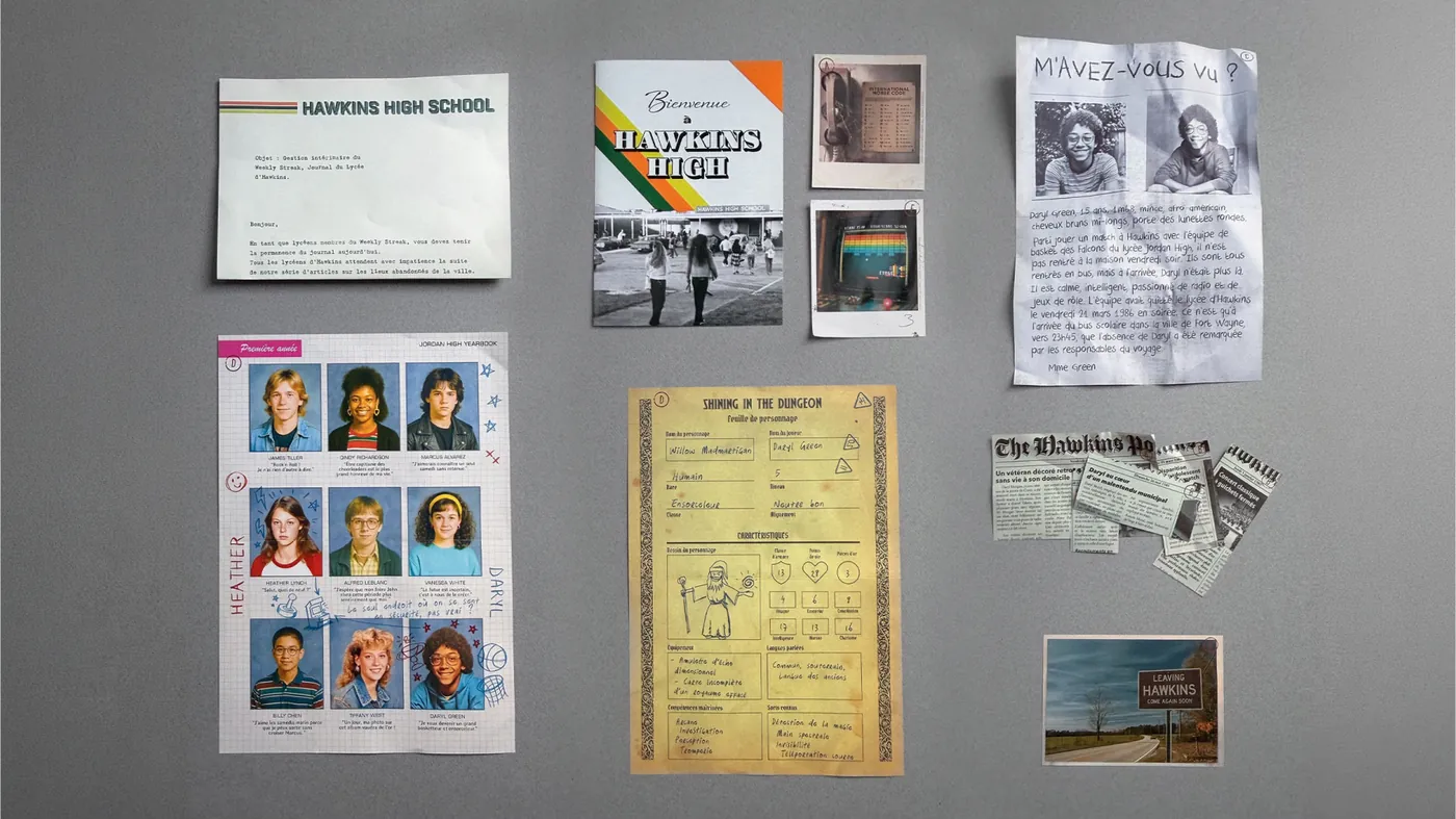 Mur de documents de fiction du lycée de Hawkins, pages de yearbook et avis de disparition.