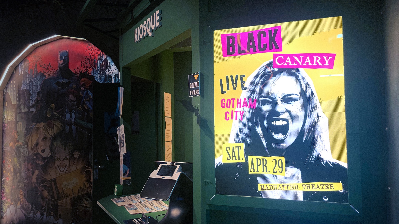 Affiche de concert fictive et signalétique créées pour les espaces publics de Gotham City dans Batman Escape.